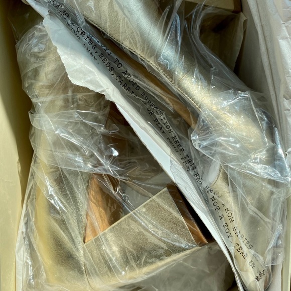 MARC FISHER POINTED GOLD METALLIC HIGH HEELS - Picture 7 of 10